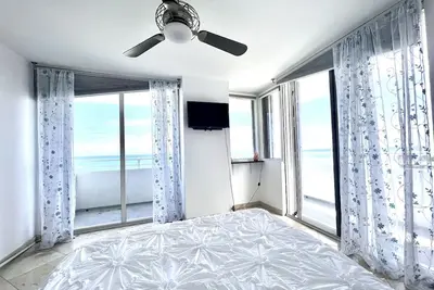 Image de Direct ocean view condo with 2 wrap around balconies. \n