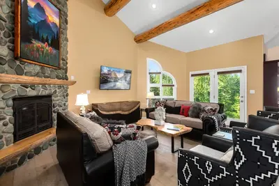Image de Stunning, Spacious & Private Home on 20 Acres, mins to Glacier Park & Whitefish