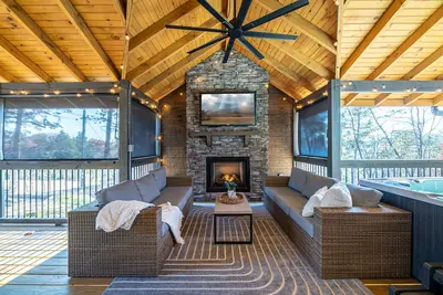 Image de Outdoor Oasis, Fireside Charm, Hot Tub & Privacy!