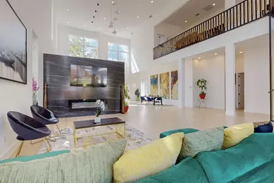 Image de Large 5br Contemporary Home in Dallas. Lot of Lights, High Ceiling and Roof Top