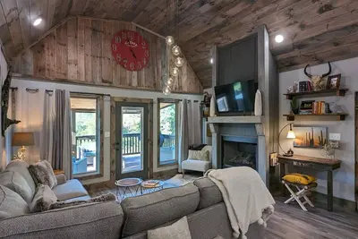 Image de Historic 2 Br Cabin w Hot Tub near Buffalo River!