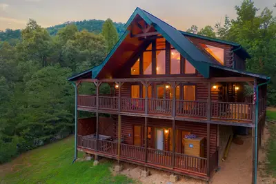 Image de Escape to \"Honey Cabin\" for stunning mountain views, cozy comforts, and a serene retreat.