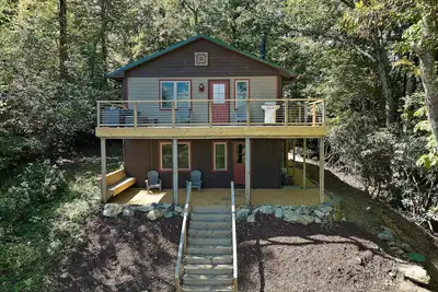 Image de Woodsy/modern cabin, Big Views, firepit, close hikes, Wifi, 12 min to Br,