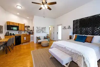 Image de Spacious Secluded Upscale King Studio in Mentone