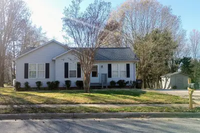 Image de Clean Comfy Cottage - Near Downtown High Point Furniture Market, Hospitals & Hpu
