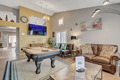 Image de Single-floor, brand-new Hot Tub, near Speedway, Downtown, Strip & More.