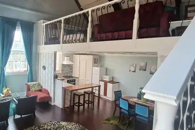 Image de Opulent1-Bdr elegant Guest-Wing at the 150-yr-old Aratapu School House