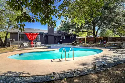 Image de Atx Oasis retreat - pool, hot tub, games & more! Trendy modern setup.