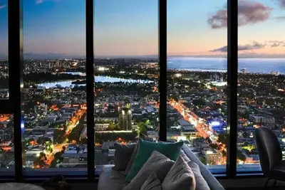 Image de Suave spacious amazing views high above the city\n