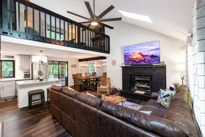 Image de Jacuzzi Nights, Games, Fire pit & Outdoor Tv Vibes