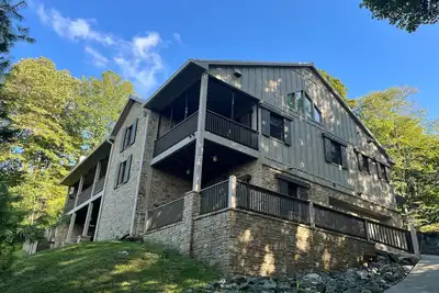 Image de 4 Bedroom + 4 Bathroom Mountain Home at 4, 700ft Views of Blue Ridge Mts + Big Bald + Spa + Elevator