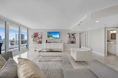 Image de Exquisite 2br Bayfront Elegance with Skyline Views!