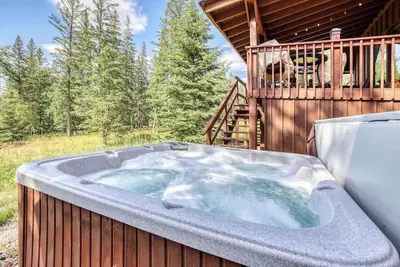 Image de Dino’s Den – Cozy Cabin with Hot Tub, Sauna & Walk-to-Slopes Access