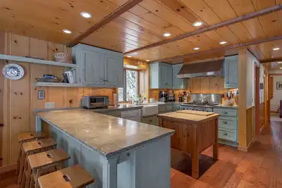 Image de Large Farmhouse Styled Manor w/ Bonus Entertainment Room, Loft, Garage