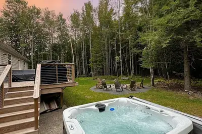 Image de Cozy Cabin w/ Hot Tub, Game Room, Fire Pit + Views • Near Hunter & Windham