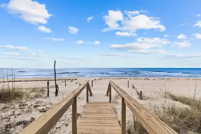 Image de Rest Assured: Large 6br Beachfront Home- Priv. Pool, Sleeps 20, Pet Friendly!