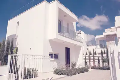 Modern detached Villa, 3 double beds, private pool, 5 min drive to Coral Bay