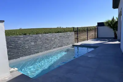 Image de Villa contemporaine récente avec vue dégagée sur les vignes sans vis à vis.