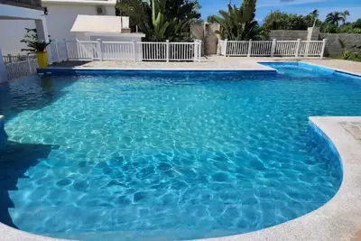 Image de Roomy apartment for 4 people with large pool @ 5 minutes walk to the beach\n\n
