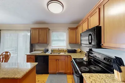 Image de Well-located home in town with sunrise views, deck & great backyard