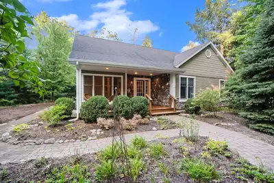 Image de Dog-friendly home with gorgeous garden & decks - stroll to town/the lake