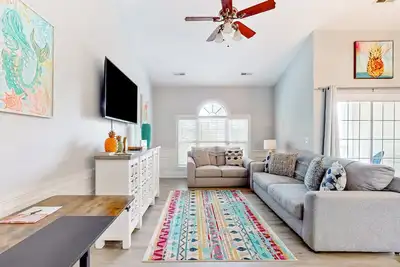 Image de Sunny condo with pool access, coastal theme, balcony, W/D, and central Ac