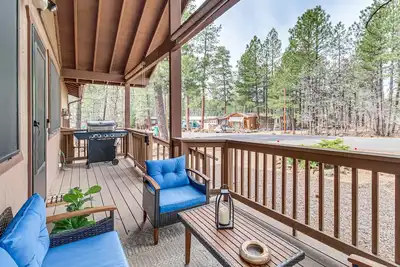 Image de Updated Deck & Fireside Table: Pinetop Cottage