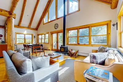 Image de Dog-friendly lodge with game room, 2 fireplaces, kayaks, SUPs & bikes