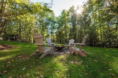 Image de Retro Retreat: Charming Home w/Hot Tub & Fire Pit