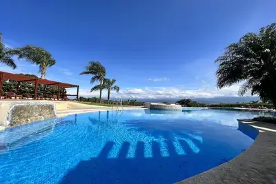 Image de Modern Lakeview Penthouse: Pool, Gym, Office space, A/C