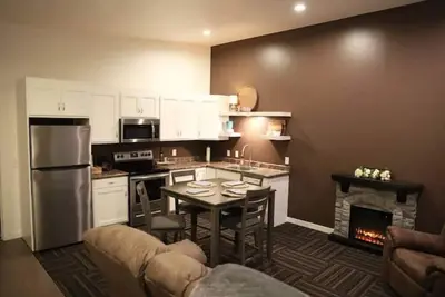 Image de Remodeled Airplane Hanger - feels just like home, designed for comfort