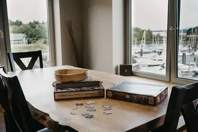 Image de The Moorage; luxury 2 bedroom condo on the Marina