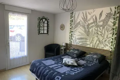 Image de Chambre au Rdc, confort, indépendante, cours privée! Recharge électrique! !