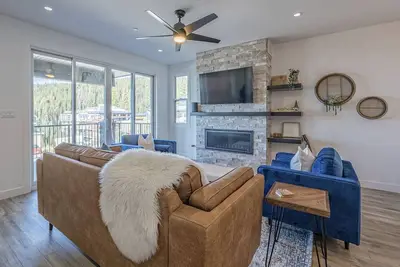 Image de Cozy home with private hot tub, laundry, garage and large ski room!