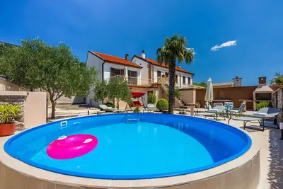 Image de Villa avec piscine et grande terrasse ensoleillée