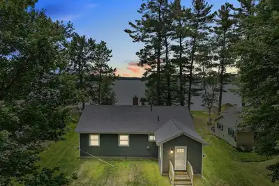 Image de Cozy private lakefront cottage, pet-friendly, short drive to Traverse City