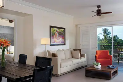 Premium Beach Retreat Waiohai Club Resort + Resort Amenities Included.