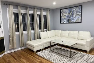 Image de Welcome to The Nest, Beautifully renovated 4 bedroom 2. 5 Bath private property!