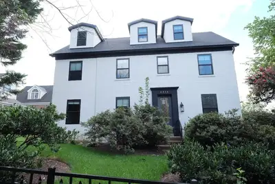 Image de Luxury home with 9 Bedrooms, 8. 5 Baths – 2 minutes walking to metro station.