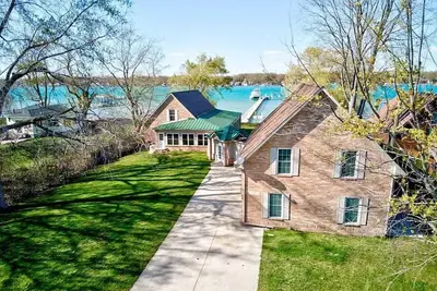 Image de Newer Cottage on the Lake, ample space for boats