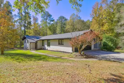 Image de Home away from home minutes from downtown Fayetteville and Pinewood Studios.