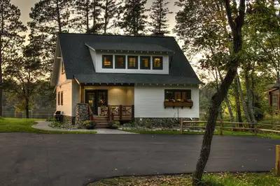 Image de Newly Constructed Lakeside Cottage-Heavenly Porch-2 Fireplaces-Includes Pontoon!