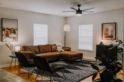 Image de Newly furnished, 5min to lake, 15 min to Dt