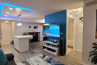Image de 🏢Downtown 1 Bdrm ➕ Den with lake & Cn tower views! 📌