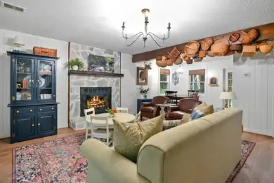 Image de Creekside Cottage! Fireplace, Sunroom, Workspace, 10 minutes to Downtown Ellijay