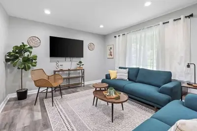 Image de Relaxing Lake Zurich 3br + Patio | Lcp Collection