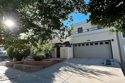 Image de North East Heights Exquisite Townhome Balloon Fiesta-Balconies-Patios-Hot Tub!