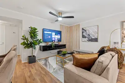 Image de Luxe + Modern Dallas Condo: 2 Mi to Highland Park!