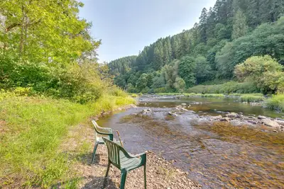 Image de Historic Mapleton Cottage w\/ River Views & Hot Tub
