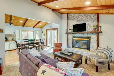 Image de Ski, Boat, & Hike: Big Bear Home w/ Fire Pit!